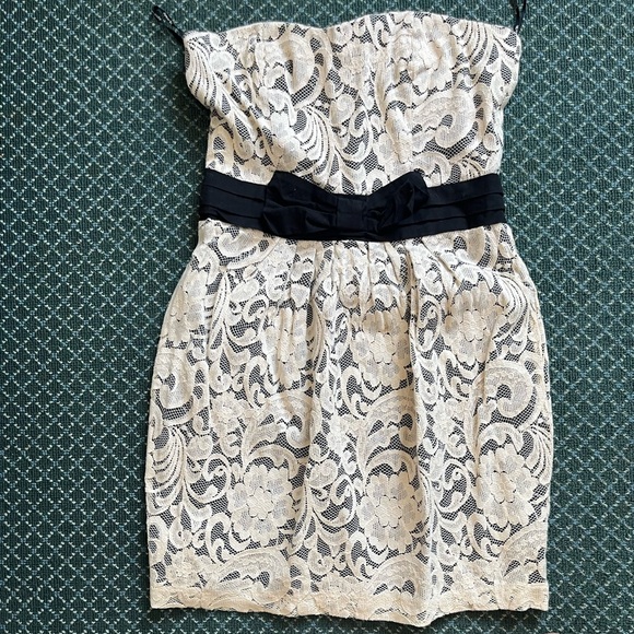 Forever 21 Dresses & Skirts - Forever 21 Strapless White and Black Bow Lace Dress Size M